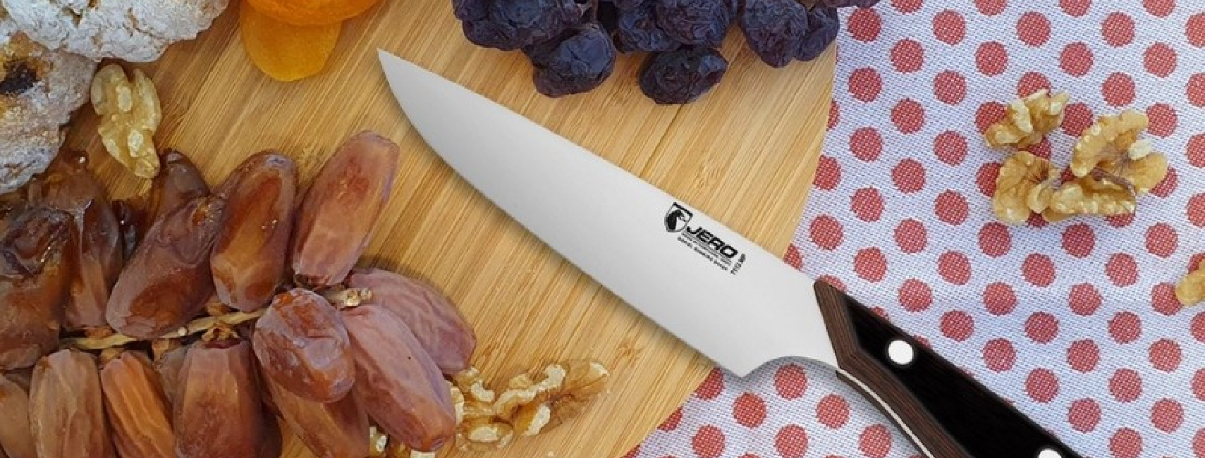 Jero Knives en contexto com tábua, tâmaras e frutos secos