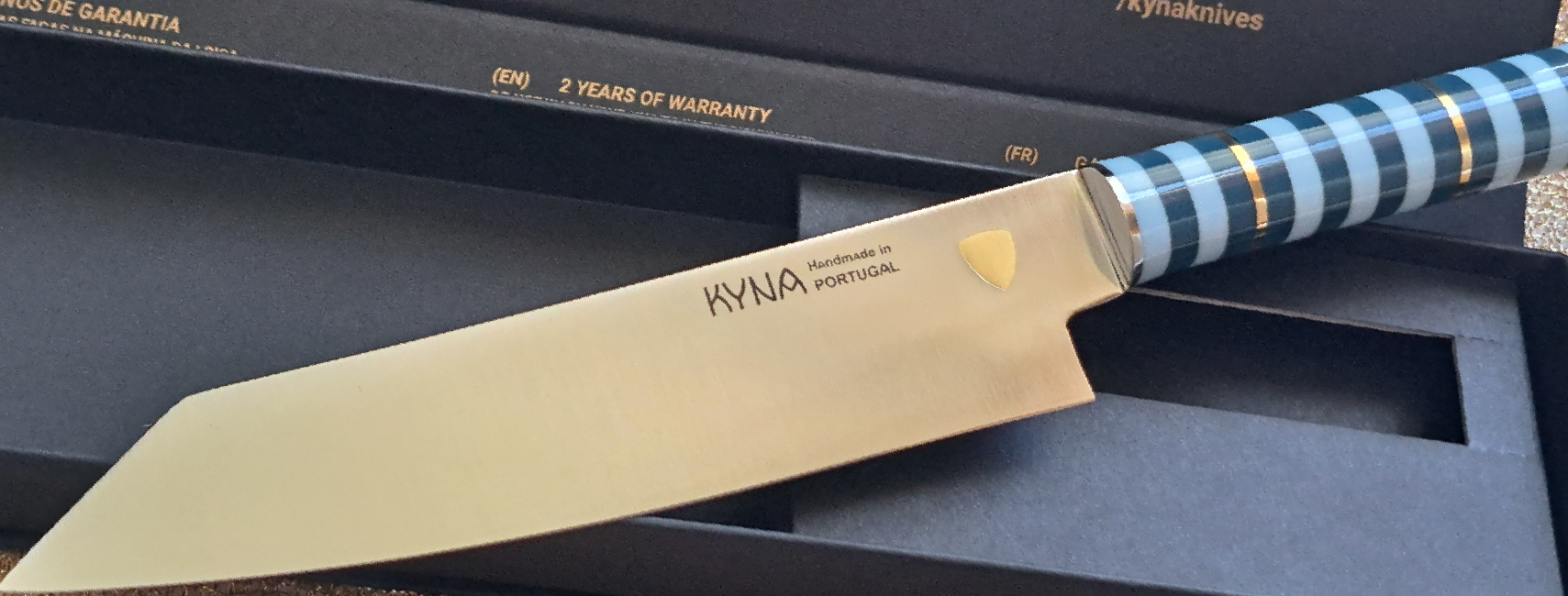 Kyna Knives Banner marca com faca de cabo único junto da caixa de transporte