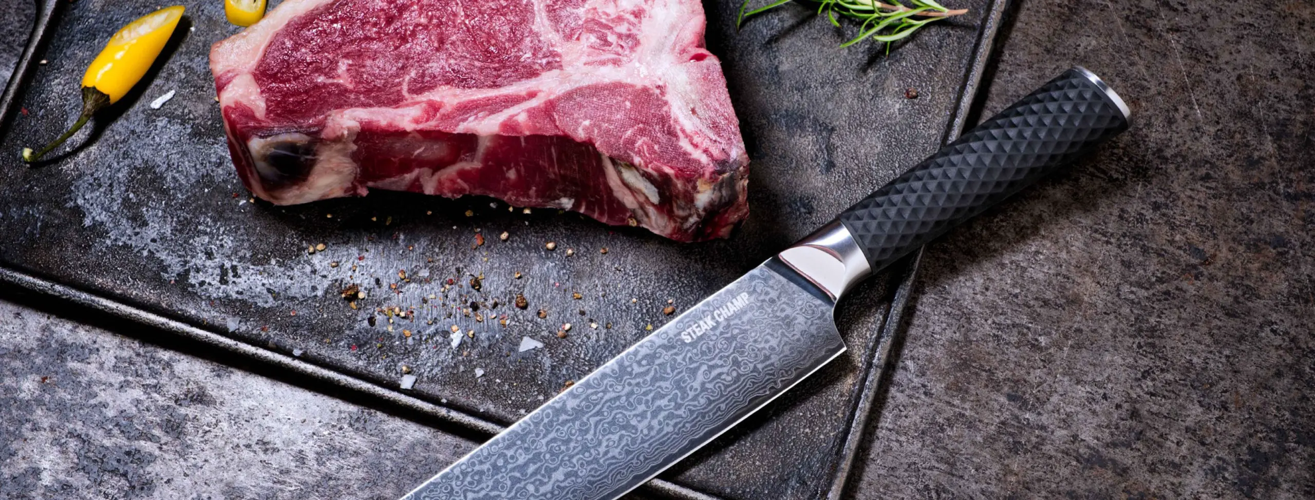 Steak Champ banner marca em contexto com costoleta e tábua de ardósia