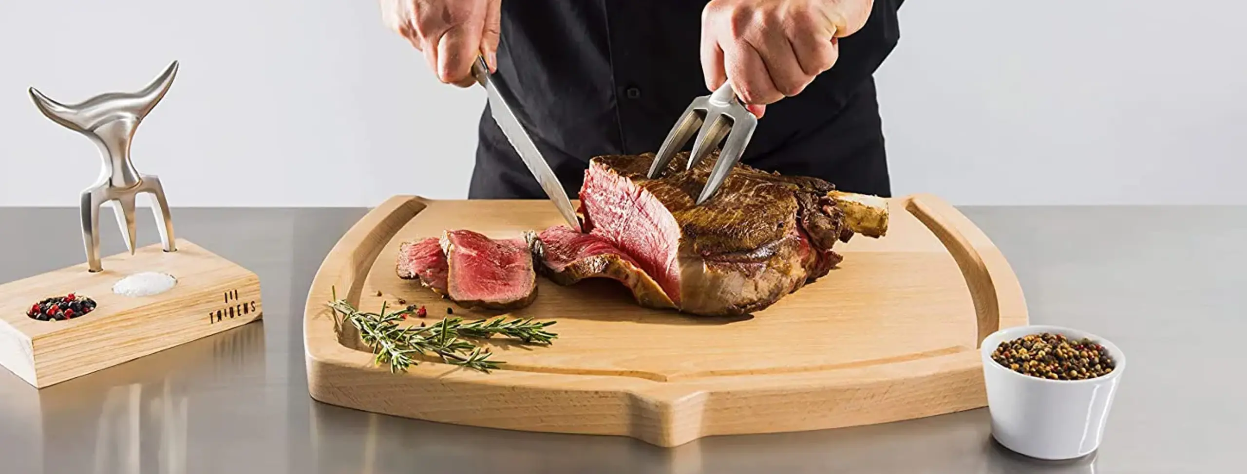 Tridens tridentes em contexto com chef cortar carne em cima de tábua de madeira