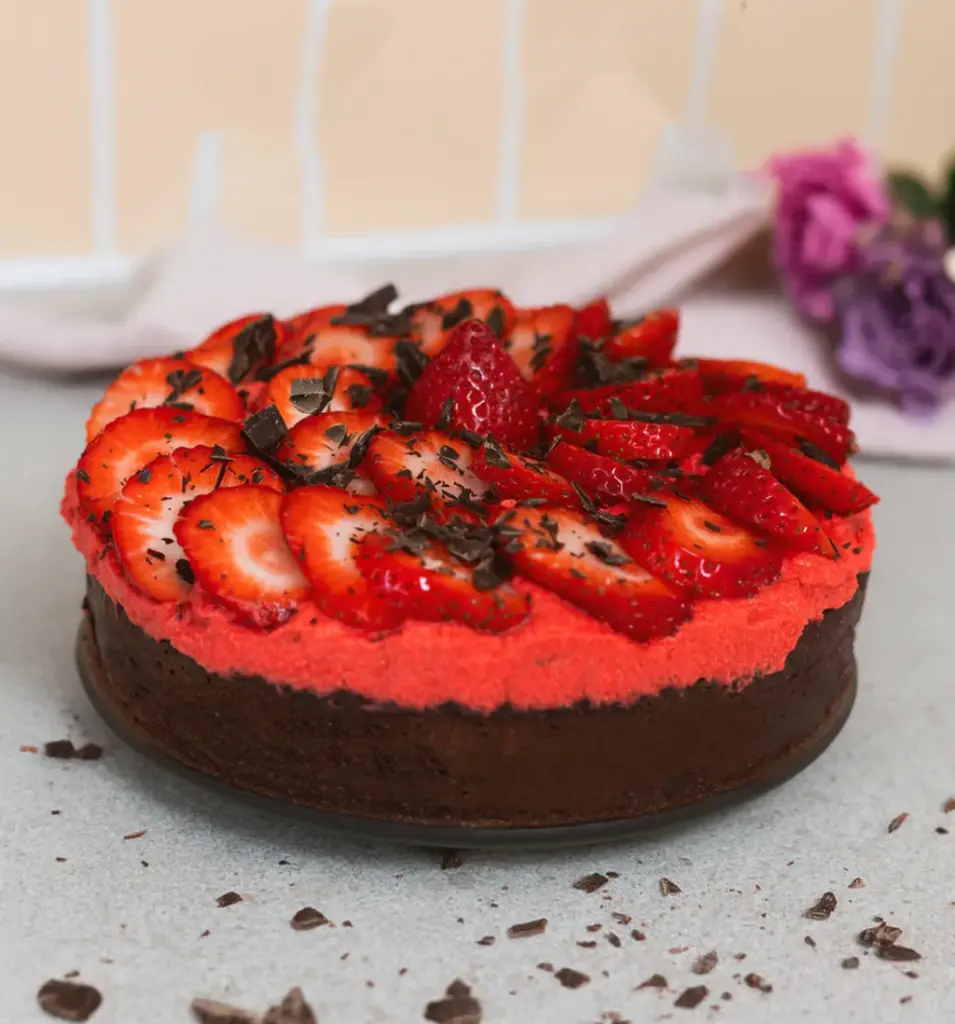 Bolo de Chocolate com cobertura de Natas e Morangos