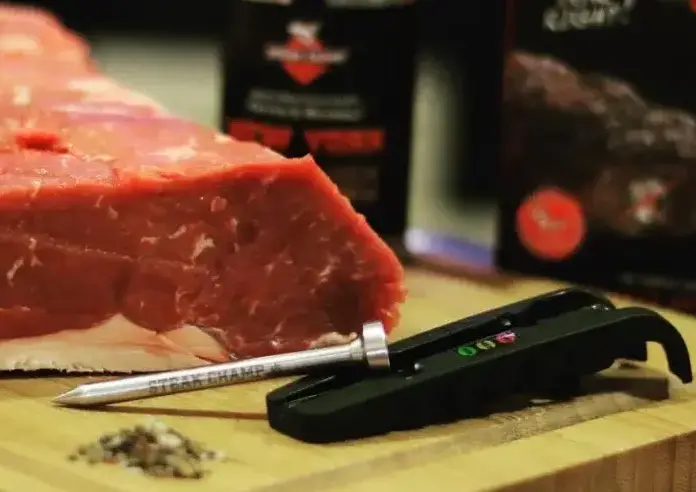 Steak Champ em contecto Termómetro Led para grelhados em tábua de madeira com peça de carne